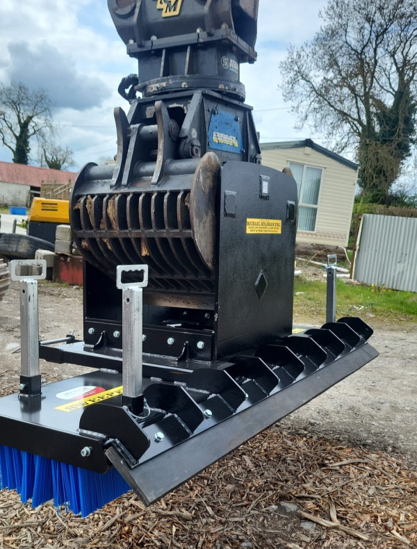 Timber / Recycle Grab custom-made brackets for loader attachments manufactured by Michael Holohan Engineering, Laois, Ireland